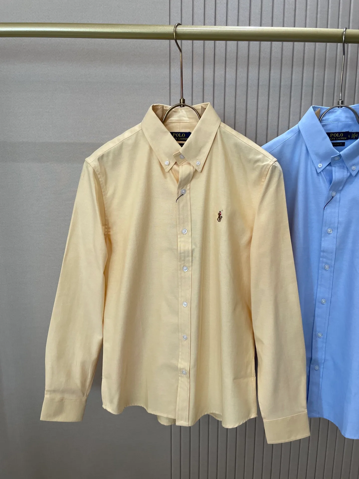 P220 🌸🌸🌸 POLO Ralph Lauren [High Quality] Classic shirt! Classic casual shirt made of pure cotton fabric with unique design, simple, clean and classic version design. It is a versatile style that can be switched at will. The fabric feels soft and delicate, highly breathable, close to the skin and comfortable to wear. It can be worn alone as an inner layer. Its versatile performance is beyond your imagination! The upper body of the ready-to-wear is simple and classic yet elegant! Size:M-XXL